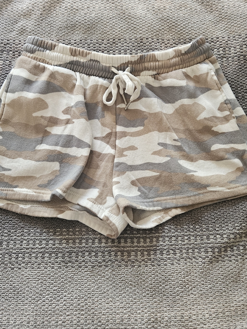 Love Streak Casual Camo Drawstring Women’s Shorts - Beige/Gray Camo XL